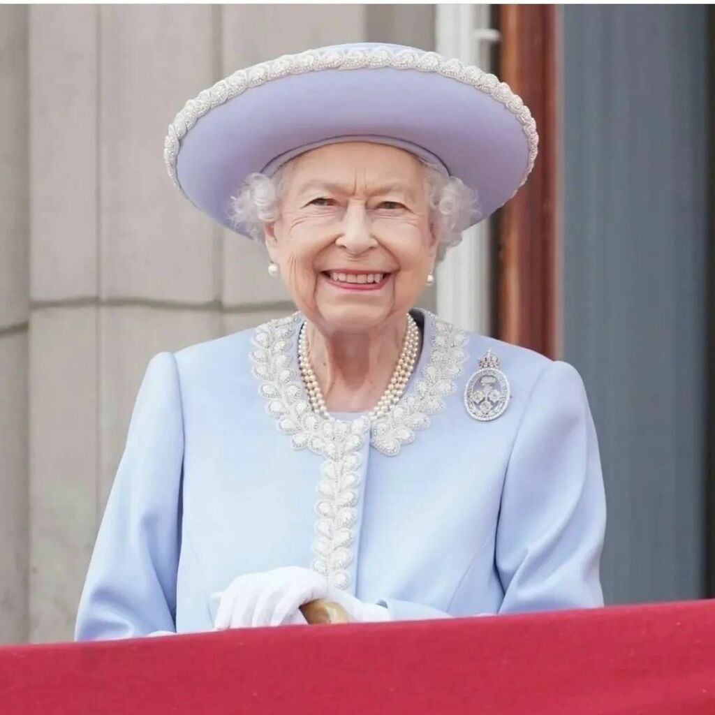 Quel week-end de folie pour les 70 ans de règne d'Elizabeth II 👑🎉🎊

Un super souvenir pour nos étudiants actuellement sur place !

#learnenglishintheuk #platinumjubilee
#queenelizabeth #uklife
#sejourlinguistique #anglaisenangleterre #studyintheuk #s… instagr.am/p/CeiOMX2MpXF/