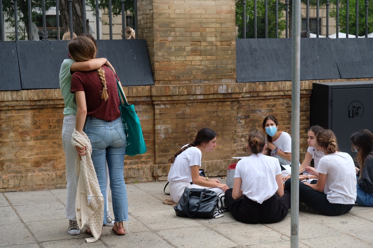 🫂 ¡Ánimo! 10.500 estudiantes se examinarán de la #PEvAU en las 24 sedes de la US

👩‍🏫Este año se contará con un total de 185 aulas repartidas en un total de 24 sedes [+]