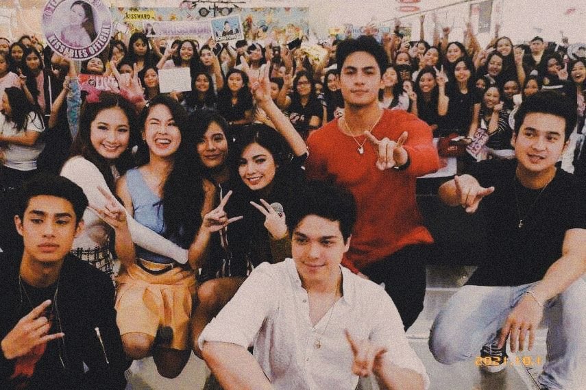 DKLunchSquad's tweet photo. 𝙁𝙧𝙞𝙚𝙣𝙙𝙨 — they are those who felt like home when home couldn't feel like one. They do not invalidate your feelings &amp; always have your back.

Today is Best Friend's Day! Greet your friends and tell them how grateful you are to have them. 💖✨ (pcto) https://t.co/DKDaQ0YXv3