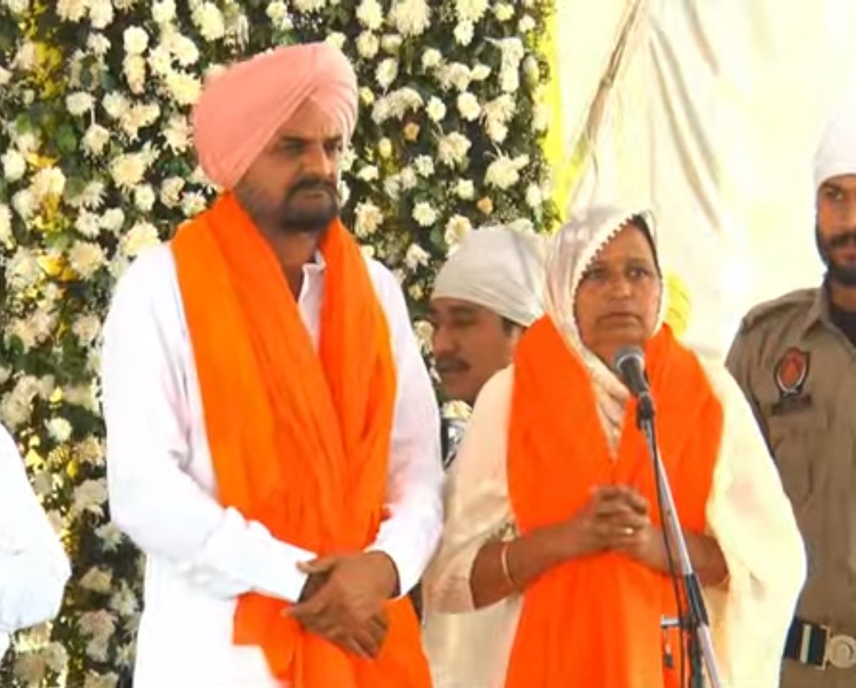 parteekmahal's tweet photo. #SidhuMooseWala's mother Charan Kaur said continue to love Sidhu and us, I will see my son in all the youngesters of Punjab. Plant one tree on his name and keep it alive, she added. https://t.co/9qHSaHwNxB