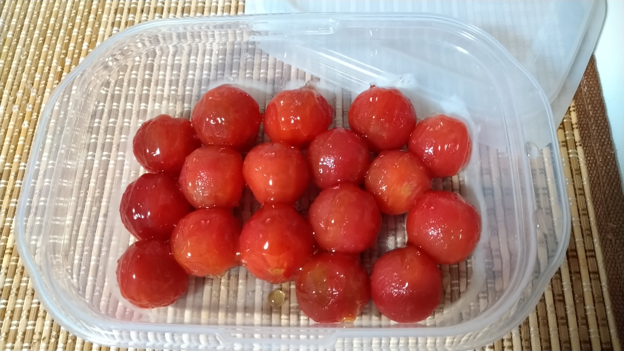 紫月ゆず プチトマトのはちみつレモン漬け 冷凍してから皮むきするレシピで とても手がつべたくなりました ひやっこい 甘く冷やしたトマト美味しいよね これを見た人は赤い画像を貼れ T Co Rl7fj9egvp Twitter