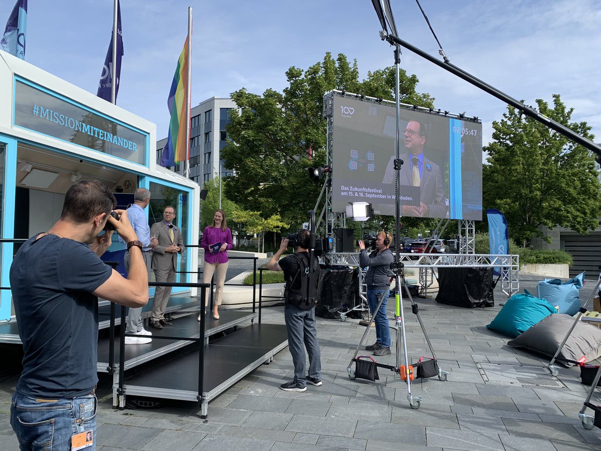 f_dogan's tweet photo. Auf dem Raiffeisenplatz in #Wiesbaden ist heute Action! 🎥 
@AnneHirschMZ und @BrowerGrischa interviewen unter anderem unseren Vorstandsvorsitzenden #NorbertRollinger. 

Es geht um Zukunftsprojekte und unser Festival im September! 
Mehr im Live-Stream bei @ruv_news https://t.co/iZNaXLaH0U