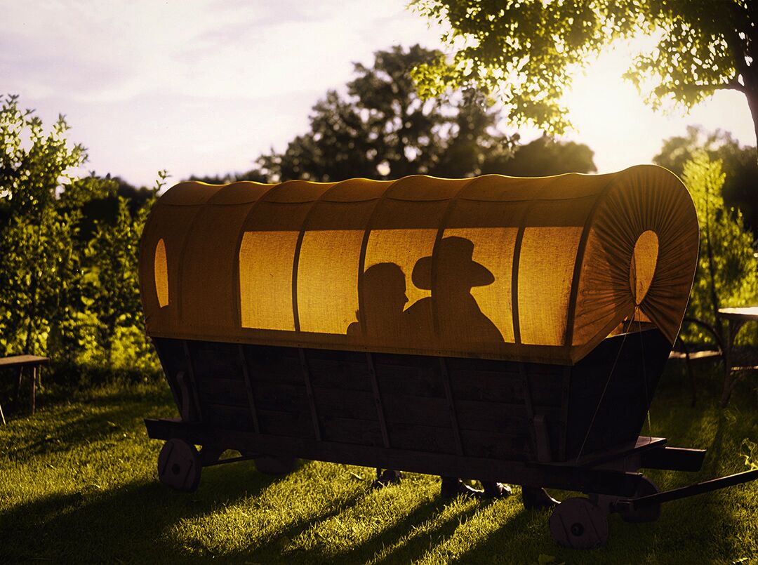 MarieLou_Chatel's tweet photo. 1941 Couple in a covered wagon garden Montana. 
2020 © @MarieLou_Chatel Restored &amp; Colorized. Photographer © Marjory Collins - fsa-8c15803 No known restrictions. #photorestoration #colourised #colorized #colorization #colorizedphoto https://t.co/JBb7uTeuKg