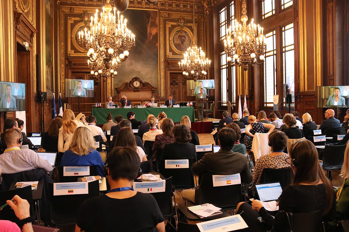 ENM_France's tweet photo. Ouverture de la 2e journée de l’assemblée générale du Réseau européen de #formation judiciaire #REFJ 2022 par @NathalieRoret, directrice de l’ENM, en présence notamment de Markus Brückner, secrétaire général du REFJ. #Europe 🇪🇺 #PFUEENM #PFUE2022 https://t.co/qnIvBQ8TiY