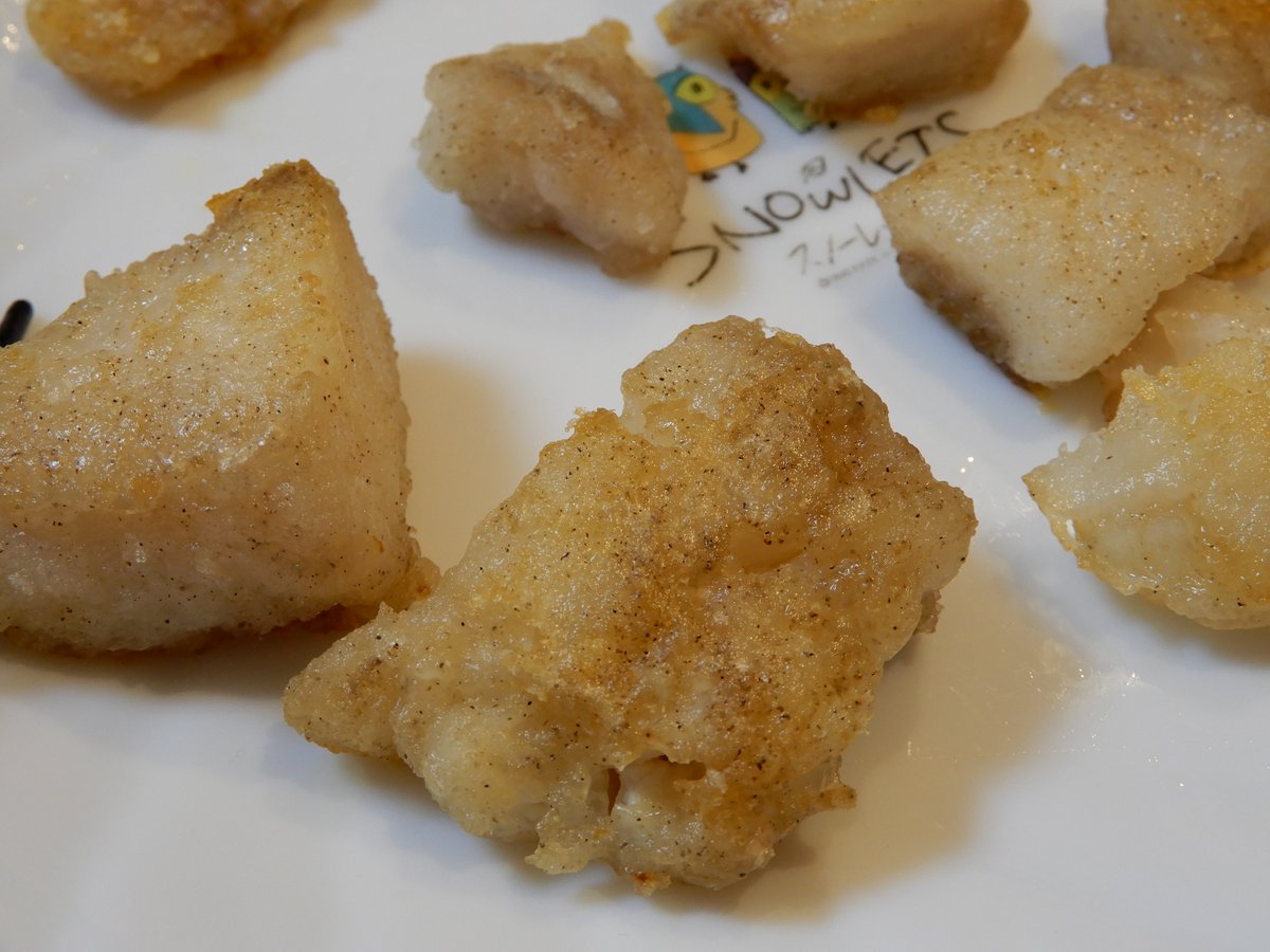 JFishikawa's tweet photo. #タラ のひとくちムニエル。

身はホロホロ食感で、風味もGood🥰
取れる範囲で小骨も取ってあげると、小さいお子様も食べやすいですよ◎

（皿から #SNOWLETS がチラリ...） https://t.co/qPGA72tmRm