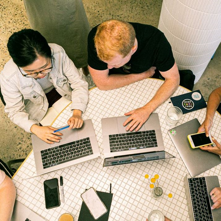 Zum Digitaltag am 24. Juni bieten wir ein Programm für Neugierige: Guido Bethmann erklärt „Die Welt der Apps“, Marion Mann stellt „Resilienz“ vor und Sylvia Brucker übt „Handlettering“. Online, saugut und kostenfrei. Anmeldung über vhs-mtk.de. #digitaltag #mtk