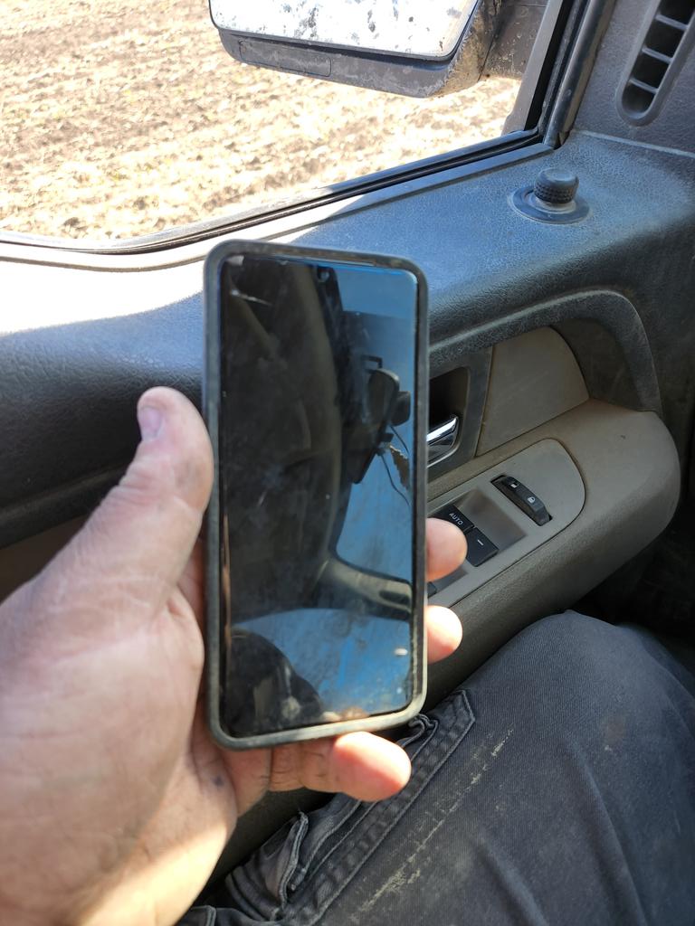christo43398167's tweet image. Apparently Samsung phones don't germinate . Been sitting in the field since last September and not even sprouted. #foundmyphone