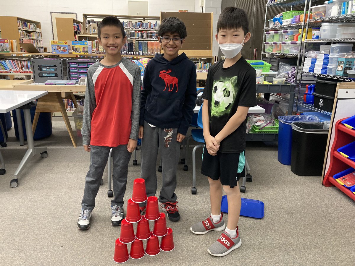 EdenMosoff's tweet photo. Starting every #stem220 #summerschool class with a #stemchallenge! Today Ss are trying to #cupstack with no 🙌🏻.  #communication and #perseverence are required!! #seethestudent220 @BarbaraRose220 https://t.co/IhLPTRUwzp