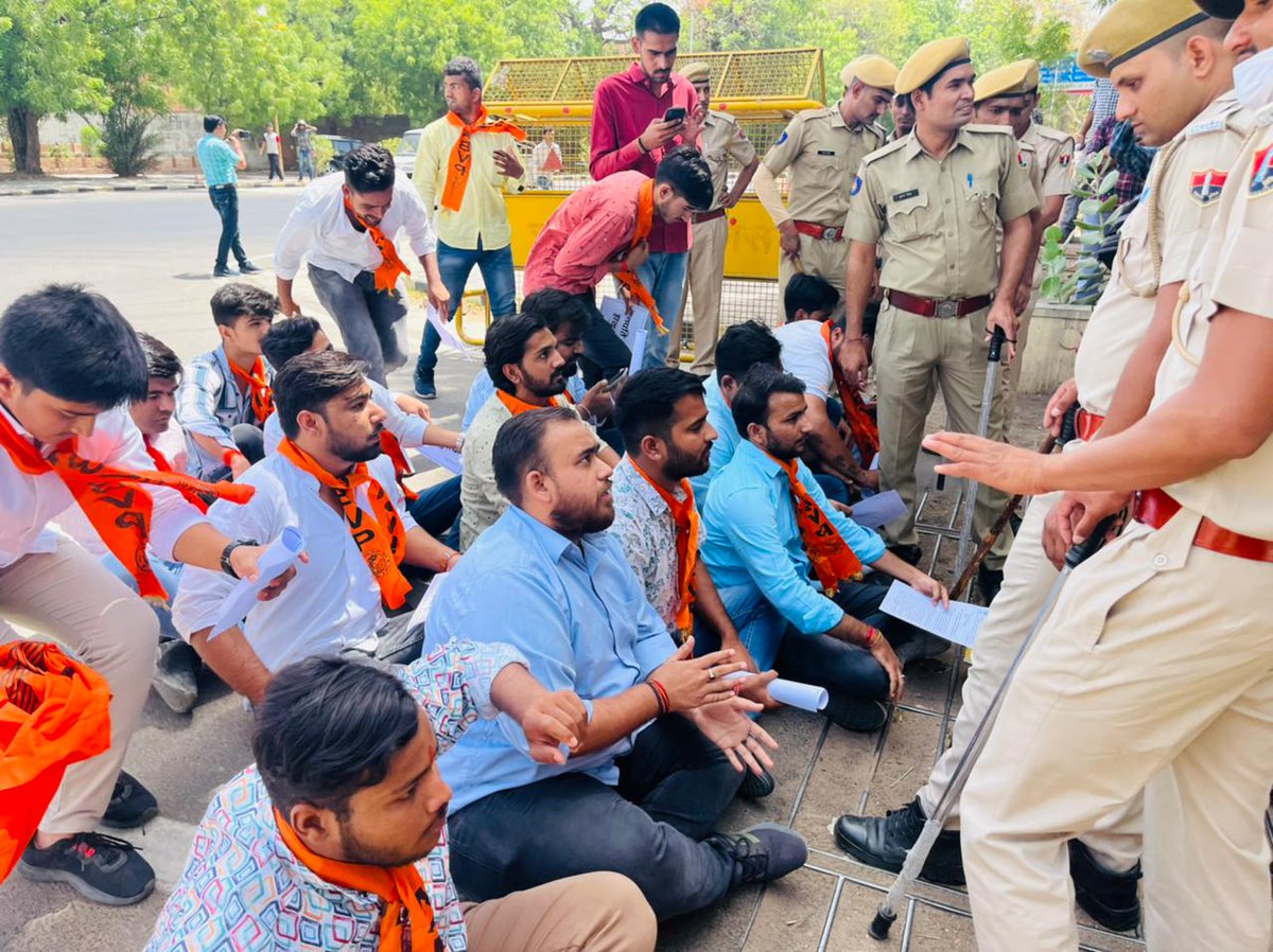 ABVPJodhpur's tweet photo. जयनारायण व्यास विश्वविद्यालय इकाई द्वारा विश्वविद्यालय में हो रही पेपर लीक की घटना के विरोध में केंद्रीय कार्यालय पर प्रदर्शन कर कुलपति के नाम ज्ञापन सौपा। https://t.co/OrOvZGA6qh