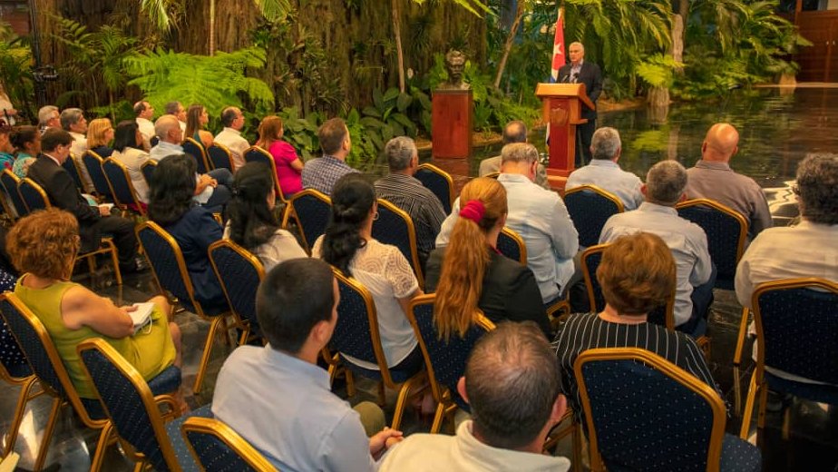 Los Estados Unidos no se conforman ya con determinar quién y cómo debe ser el gobierno cubano. Ahora se proponen definir quiénes son los representantes de la sociedad civil, y qué actores sociales son legítimos y cuáles no. 

2/2

📃cubaminrex.cu/es/palabras-de…