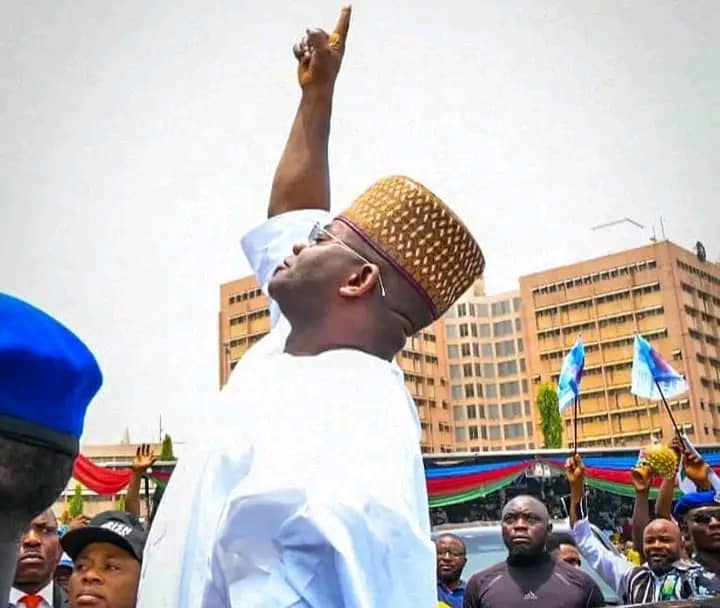 Ahmedhadi1990's tweet image. Undiluted Courage ✊ Boldly ✊ Audacity ✊ And Blessing in Disguise ✊ Most Courageous Youth Of Our Time That Kept On Breaking Positive Records✊❤️
Who Dares To Dare What GYB Is Dared🤔
#Hope23
#YahayaBello 
#Bello4APCticket ✊