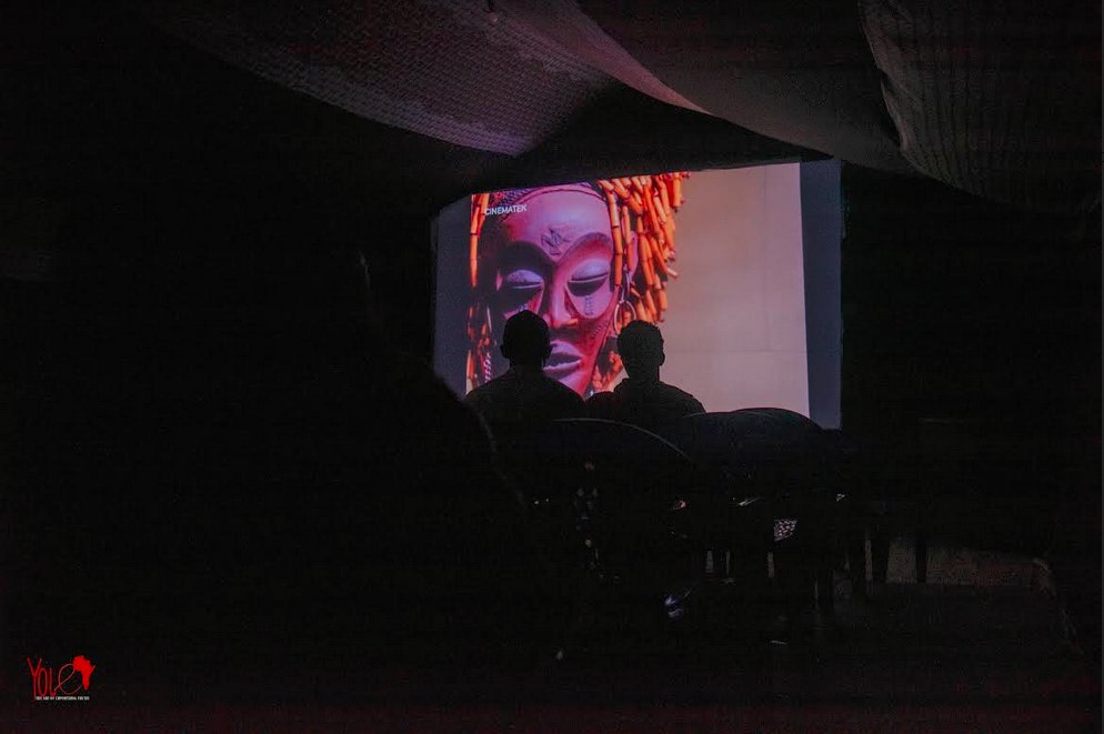 Yole_Africa's tweet photo. @FelwineSarr 3. La soirée s'est clôturé avec Under the White Mask de Mattias de Groof, un film de 9 min.
Ce film imagine ce que diraient les masques, désormais sujets et non plus objets.
#Ishango,#yoleafrica,#écologie,#storytelling,#indigenousperspectiVe. https://t.co/ikrkJVhqPs