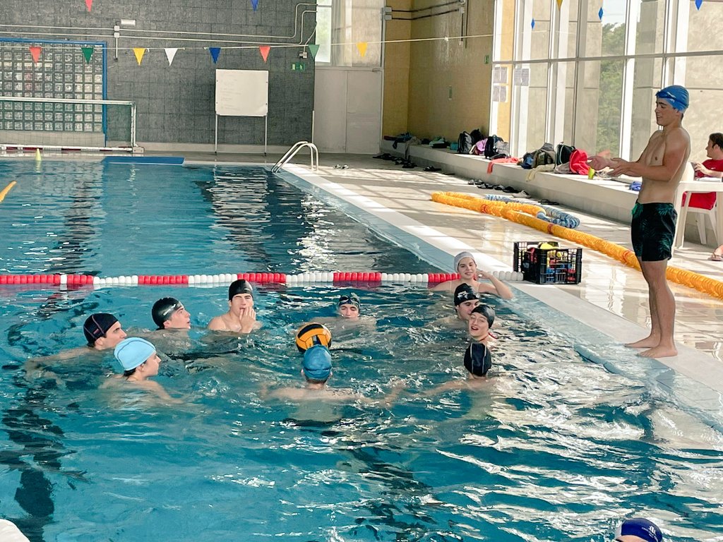 EscuelaIdeo's tweet photo. El alumnado de #ciclosformativos, #TECO y #TSEAS , han organizado y dirigido una sesión de recreación en piscina para nuestro alumnado de #BachilleratoInternacional #PD ¡Aprendizaje y disfrute interetapas  en equipo! #IDEOFP https://t.co/wTrv2PKAhX