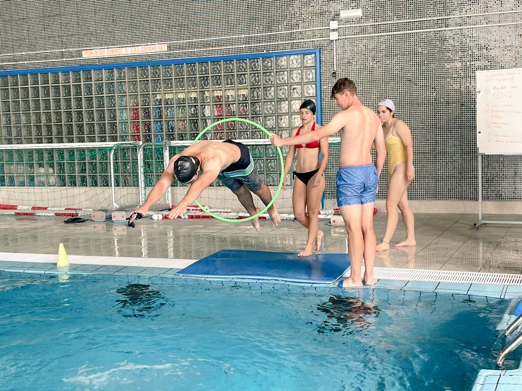 EscuelaIdeo's tweet photo. El alumnado de #ciclosformativos, #TECO y #TSEAS , han organizado y dirigido una sesión de recreación en piscina para nuestro alumnado de #BachilleratoInternacional #PD ¡Aprendizaje y disfrute interetapas  en equipo! #IDEOFP https://t.co/wTrv2PKAhX