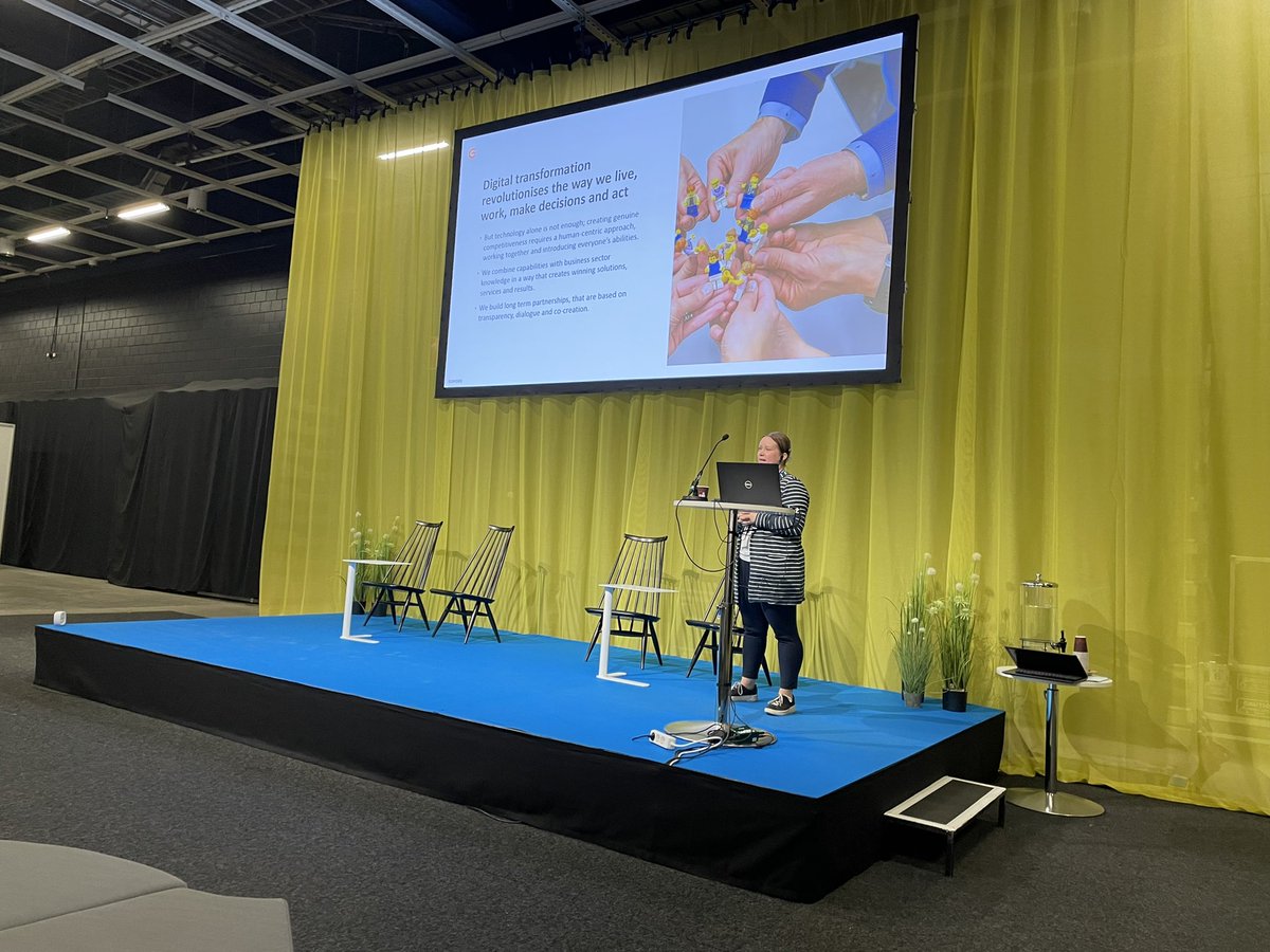 TyttiNikunen's tweet photo. @ErikaWinquist ja loistavat datahaastekilpailun palkitut ideat nyt #chembio2022 plaza-lavalla ✨ https://t.co/rL7TESDHJ4