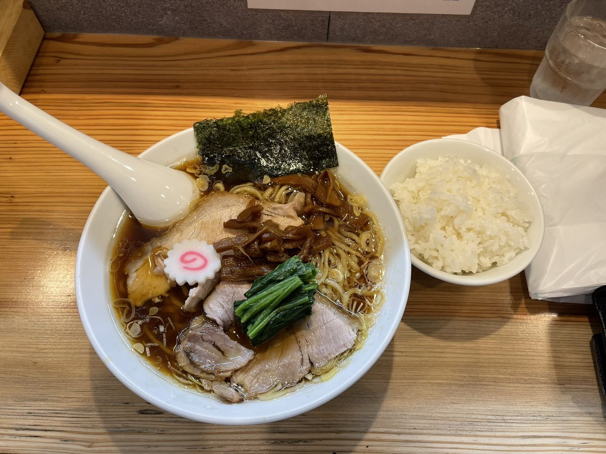 VOXY8822's tweet photo. オランダ軒
しょうゆラーメン950円
小ライス100円
チャーシュー切り落とし300円
2022.06.08
12:30記帳66番
14:00集合14:45着席
券売機
カウンターのみ
近隣コインP利用
#オランダ軒
#長岡生姜醤油
#GINGERKING
#完飲完食
#さいたま市
#東岩槻駅
@punpui93 https://t.co/EIpMZ0gJtp