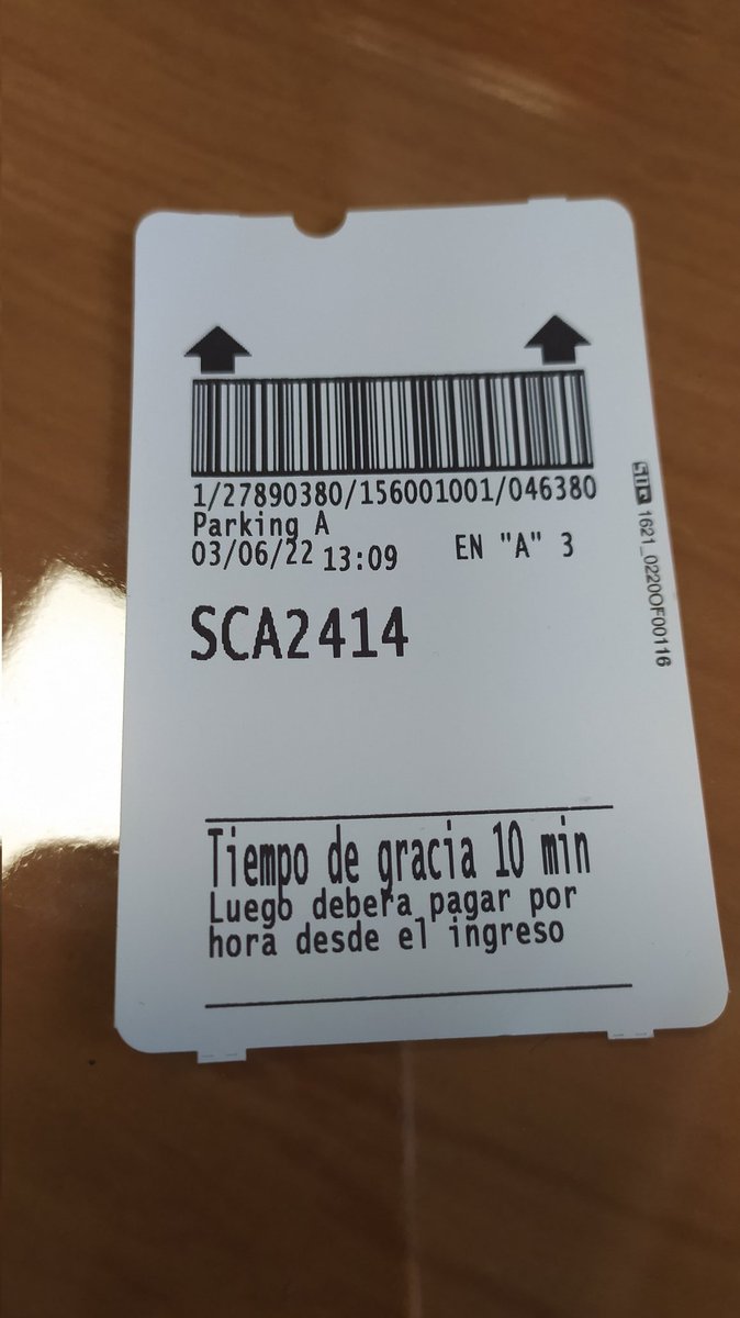 El estacionamiento del aeropuerto te da 10 minutos de gracia. Una vez que pasas la vaya, se acelera al mango y te tiras del auto con la valijas sin despedirte del conductor. Y ahí tal vez, si no hubieron contratiempos, gozan de este beneficio.