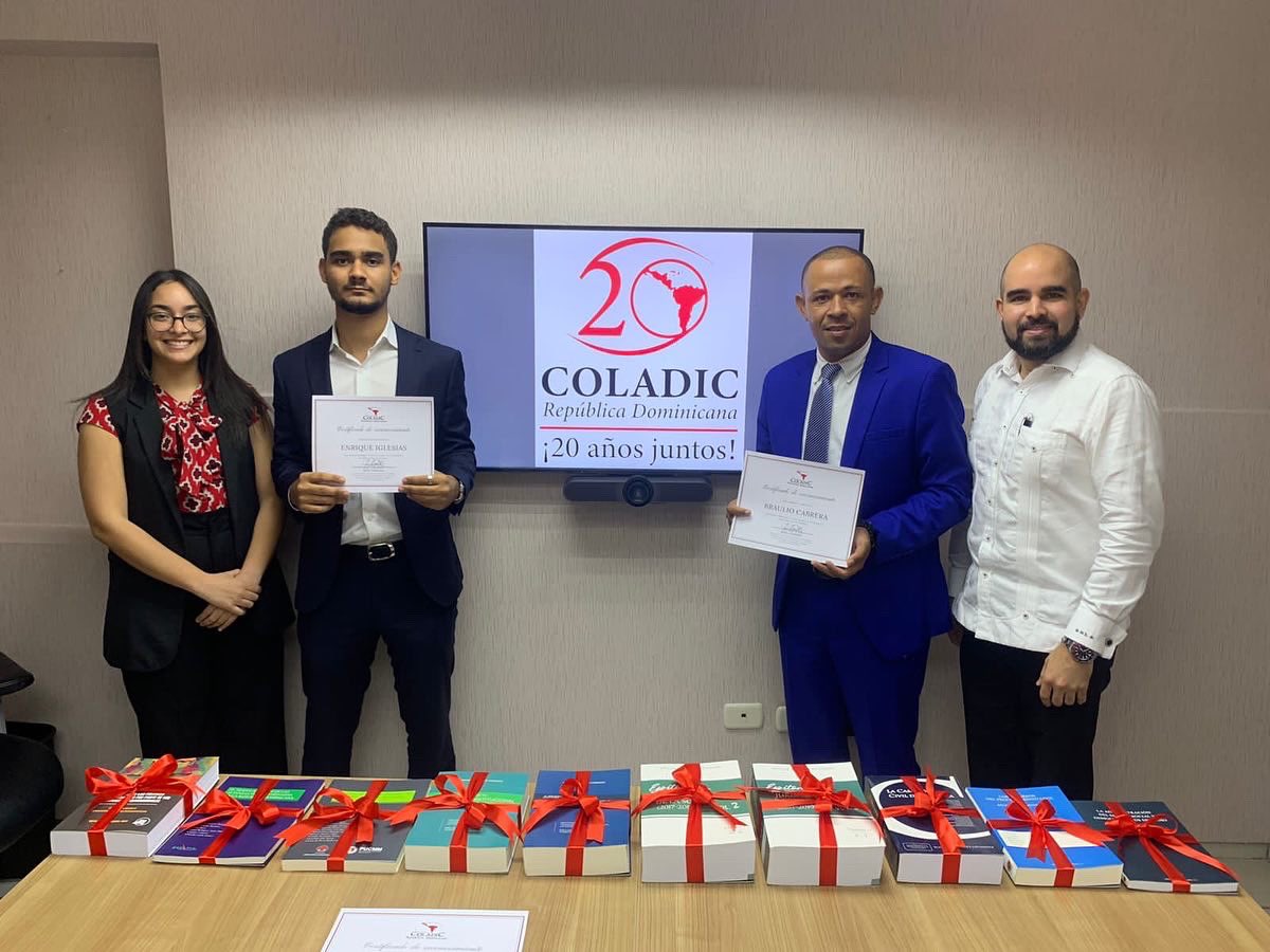 coladicrd's tweet photo. En el día de ayer se realizó la entrega de los premios a los ganadores del Concurso de redacción de ensayos. Los ganadores fueron: 

1er lugar: Enrique Iglesias, bajo el tema El derecho internacional y la desinformación: aspectos generales, régimen jurídico y desafíos. https://t.co/fMK7d2VhYe