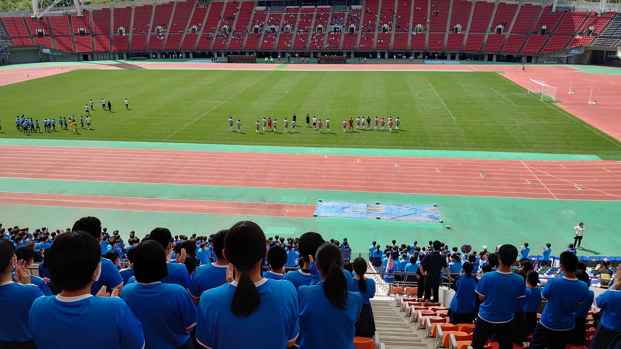とある学校の売店日記 おにぎらず は水曜日だけです 全校応援 県総体 優勝おめでとうございます でも3年ぶりに観客席をブルーで染められた全校応援の機会を作り出してくれたのが何よりのプレゼントだったのではないでしょうか 声は出せずとも手拍子
