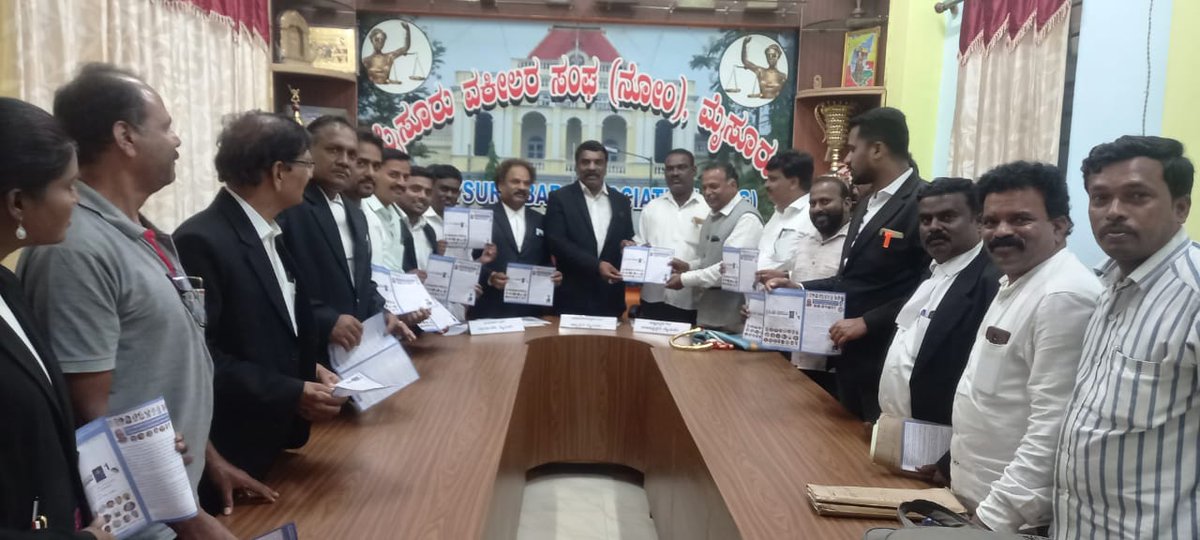 DrCKM_BSP's tweet photo. ಇಂದು ದಕ್ಷಿಣ ಪದವೀಧರ ಕ್ಷೇತ್ರದ ಚುನಾವಣೆಯ ಪ್ರಯುಕ್ತ ಡಾ. ಬಿ.ಹೆಚ್.ಚನ್ನಕೇಶವ ಮೂರ್ತಿಯವರ ಪರವಾಗಿ ಬಹುಜನ ಸಮಾಜ ಪಕ್ಷದ ವತಿಯಿಂದ ಮೈಸೂರು ನಗರದಲ್ಲಿನ ಜಿಲ್ಲಾ ನ್ಯಾಯಾಲಯದ ವಕೀಲರ ಸಂಘದಲ್ಲಿ ಮತಯಾಚನೆ ಮಾಡಲಾಯಿತು. ಆ ನಂತರ ಮೈಸೂರು ಮಹಾನಗರ ಪಾಲಿಕೆಯಲ್ಲೂ ಚುನಾವಣಾ ಪ್ರಚಾರ ಮಾಡಲಾಯಿತು.
#DrCKM #SupportDrCKM #SupportBSP https://t.co/3Fsp4jo8U0