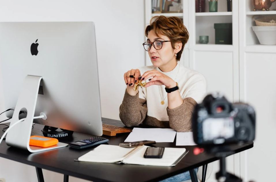 [ 📋 BLOG ] Comment différencier un influenceur B2B d’un #influenceur B2C ?
👉 buff.ly/3mp2lFs
"L’influenceur B2B a un ciblage sectoriel, et fait donc du marketing ciblé. Son discours est porté sur l’expertise : il est un Leader d’Opinion"

#MarketingDigital #LinkedIn