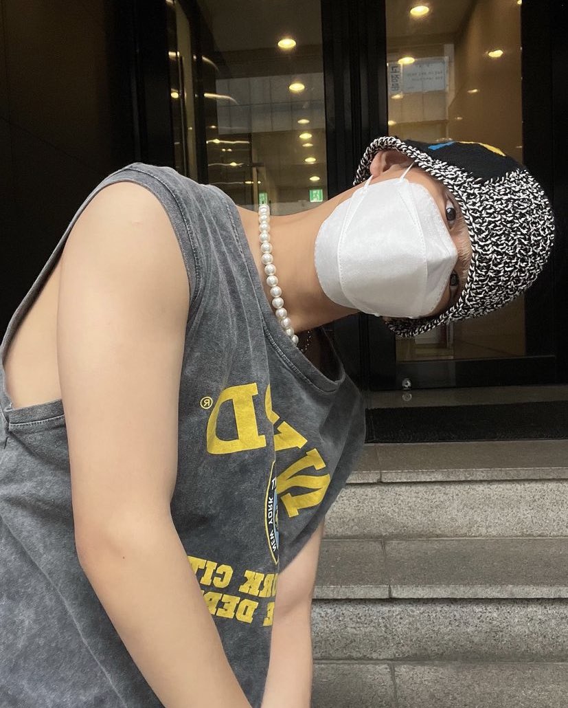 CIX_OUTFIT's tweet photo. #김승훈 Instagram.

Brand : MISU A BARBE.
Name : NEW FLOWERING BUCKET SUMMER BLACK.
Price : ₩145,000

#CIX #씨아이엑스 #승훈 #Seunghun #CIXOUTFIT_SEUNGHUN https://t.co/MIqsjXi2F3