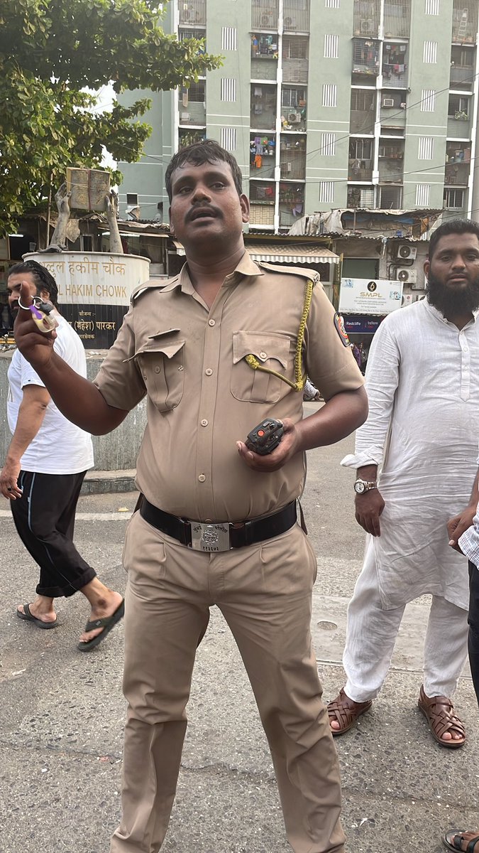 samridhi18's tweet photo. @harresment senior plow e blocked traffic @MumbaiPolice gundagardi by police in day light @womenharresment @mumbaipolice https://t.co/eP7JO2J2l3