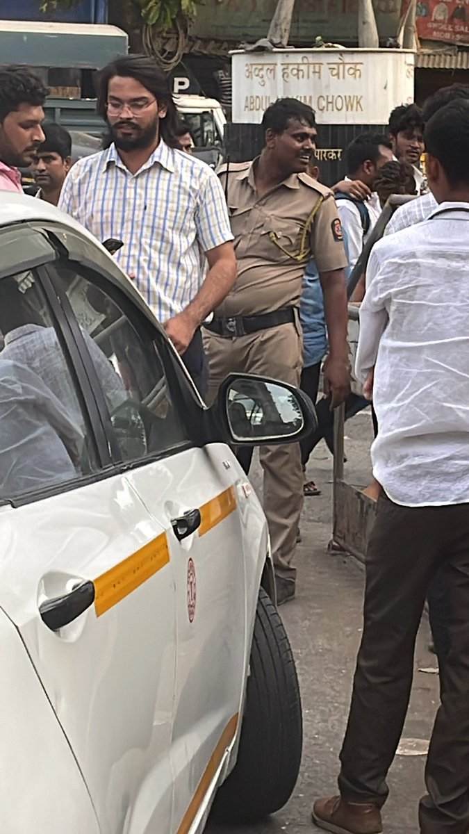 samridhi18's tweet photo. @harresment senior plow e blocked traffic @MumbaiPolice gundagardi by police in day light @womenharresment @mumbaipolice https://t.co/eP7JO2J2l3