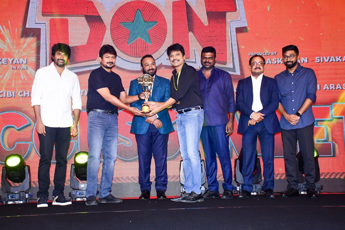 LycaProductions's tweet photo. #DON 😎 Success Meet & Celebration stills 📸 (Set 6/6)
#DONSuccessMeet 😇✨ #25DaysOfDON 😎 #MegaBlockbusterDON 🥳
@Siva_Kartikeyan @SKProdOffl @KalaiArasu_ @Udhaystalin @RedGiantMovies_ @anirudhofficial @Dir_Cibi @iam_SJSuryah @sooriofficial @DoneChannel1
📸 @arun_capture1 https://t.co/FnnOkrzyW8