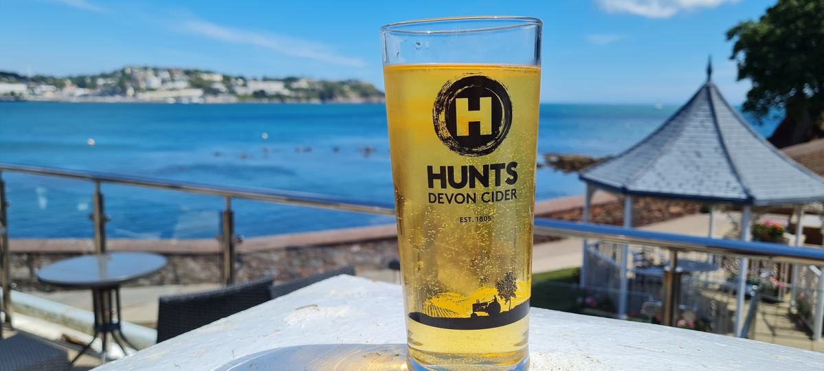 BESIDE THE SEA 

IMAGINE raising one of these in the glorious South Devon sunshine... cheers! 

(Thanks to one of our cider fans for sending this image in)

#Tisproper #haveahunts #cider #torbay #devon #devonisheaven <a href="/Livermead/">Livermead Cliff Hotel</a>