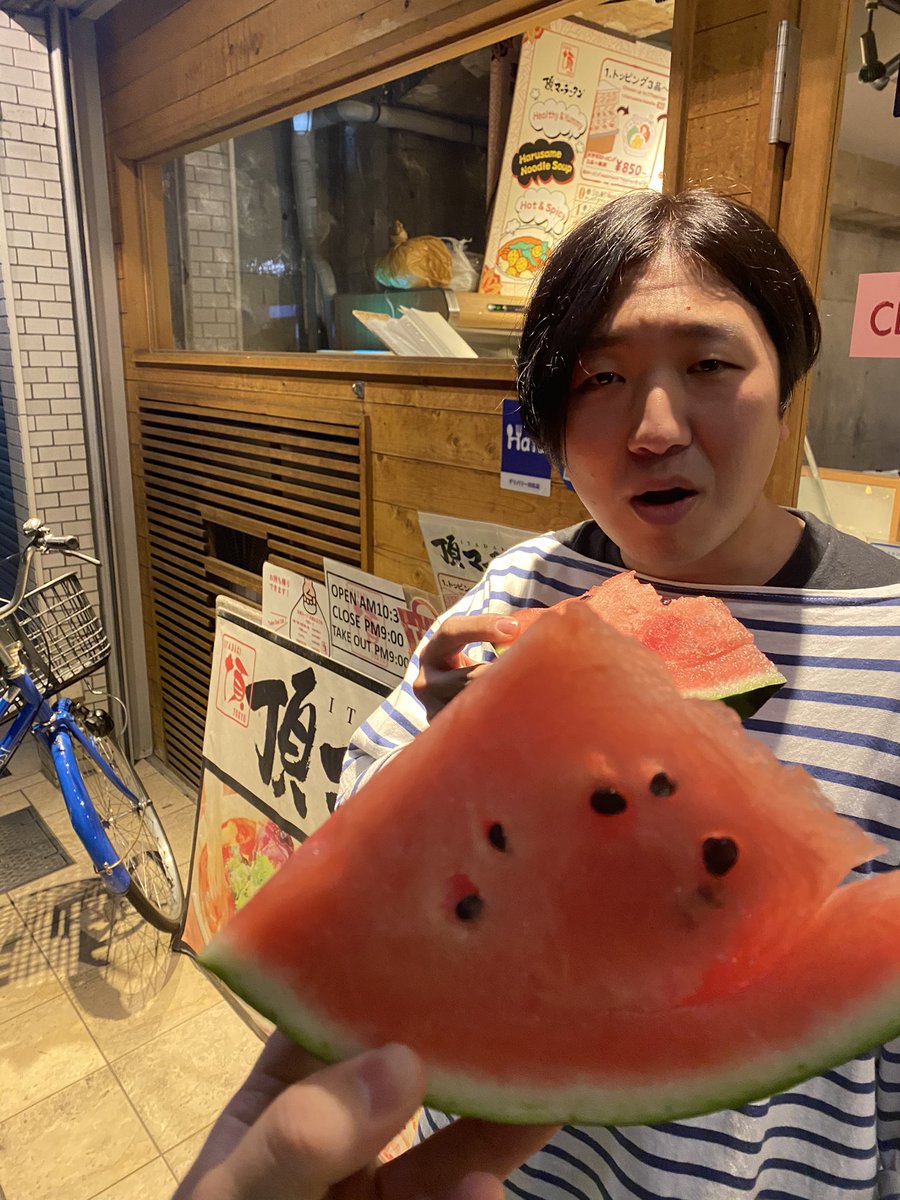yuichirou_photo's tweet photo. 新大久保にあるsoiさん「@soi___ios」がオーナーのお店前でパシャリ。
マジスイカ美味いの瞬間😋
しまくらくん「@simacha__n」も遅くに訪れたのに、ありがとう｡ﾟ(ﾟ´Д｀ﾟ)ﾟ｡
次はレモンサワーとザンギ食べる！

Instagram
Lemonist「@lemonist2261」 https://t.co/fSskS0n2YE