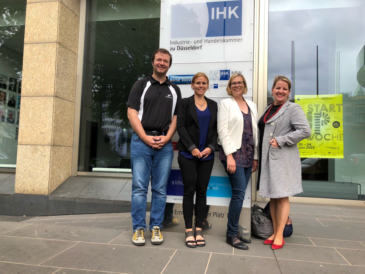 mbeimnrw's tweet photo. Die Präsidentin der 🇺🇸AHK #Pittsburgh Rachel Mauer &amp; Lead College Instructor Justin Starr waren mit @ihkdus und Vertretern vom Land #NRW zu Gast im Franz-Jürgens-Berufskolleg:

✅Austausch zum Thema Duale Ausbildung
✅Anregungen &amp; gute Ideen im Gepäck zurück nach Pennsylvania💡🧳 https://t.co/8lYkQLOxAG
