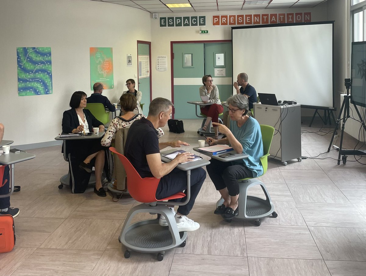AnneCeCallejon's tweet photo. Retour sur une matinée riche en partage avec le #LabEAFCBesancon dans les 4 territoires de l’ @acbesancon en simultané @Canope_39 @Canope_25 @Canope_90 
Faire école avec des #formateurs de toute l’académie sur le site @Canope_70 
#EAFCBesancon @reseau_canope @McMissir https://t.co/9i83GzUEjQ
