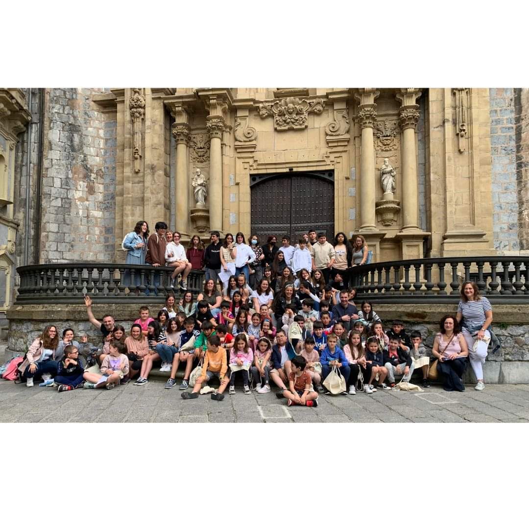 Kurtso bukaeran gaude eta urteroko zita herriko ikastetxeetako ikasleekin. Urte osoan landu dutena ezagutu eta Udalari egindako eskaerak entzuteko momentua. Goiza alaitu digute. Ideia guztiak apuntatuak!