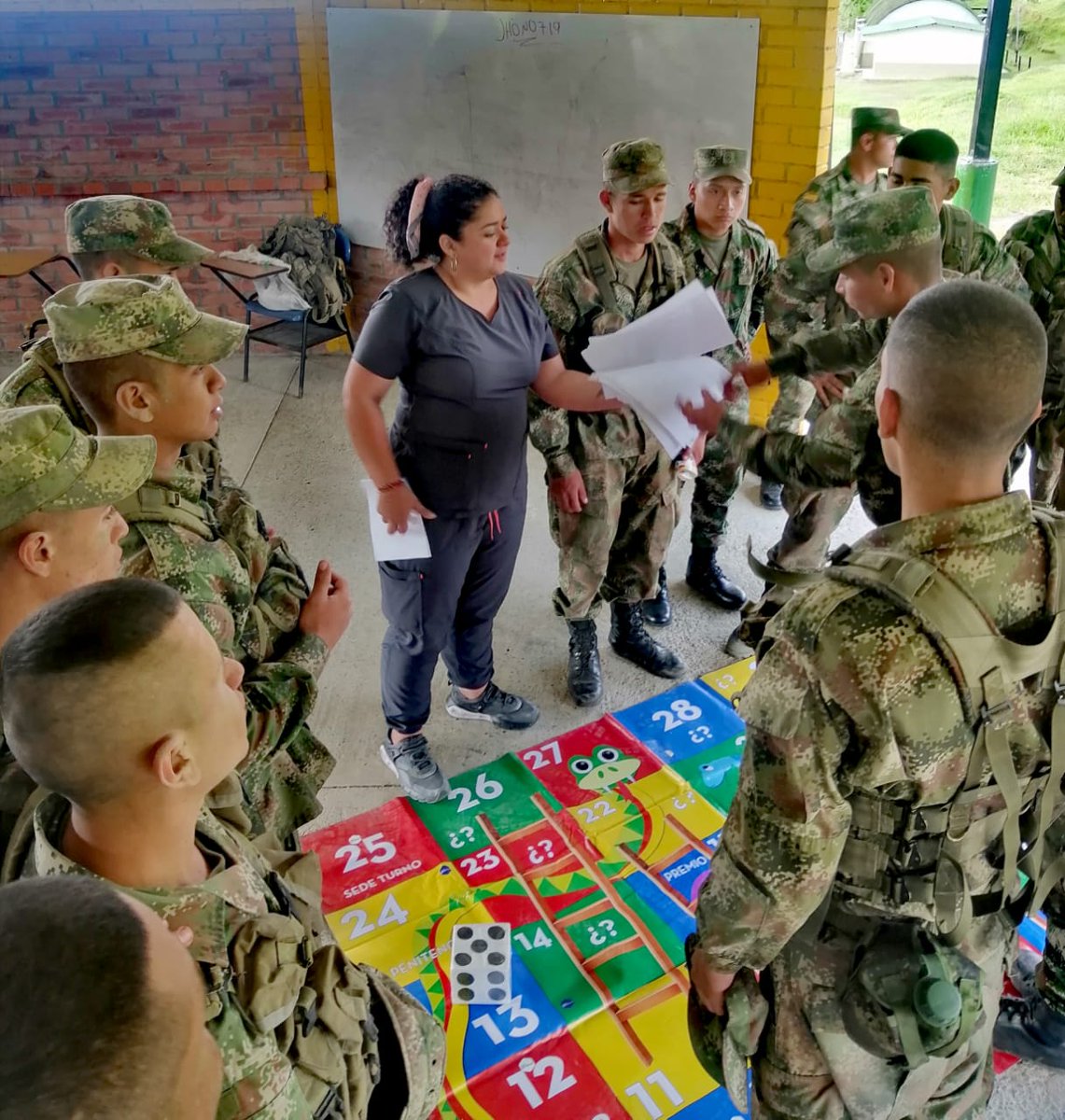 Ejercito_Div5's tweet photo. #FelizMiercoles | Porque todo problema tiene solución, nuestros soldados del #Biter8 comparten actividades para reconocer el valor de la vida, el autocuidado y la importancia de su labor en el @COL_EJERCITO
#OctavaBrigada
#VolverALoBásico https://t.co/E8zEKjOsAz