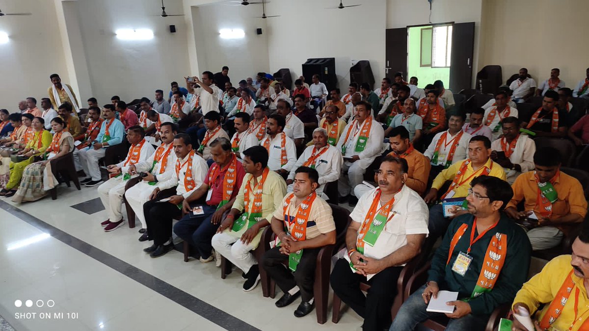 rakeshjainbjp's tweet photo. आज महानगर सहारनपुर कार्यसमिति का उद्घाटन प्रदेश मंत्री व महानगर प्रभारी श्री @cmbjpup जी ने किया. 
 पूर्व सांसद Raghav Lakhanpal l जी मेयर श्री संजीव वालिया जी पूर्व MLA जगपाल जी सहित वरिष्ठ पदाधिकारी, महानगर कार्यसमिति सदस्य उपस्थित रहे ! https://t.co/RS5R15MReN