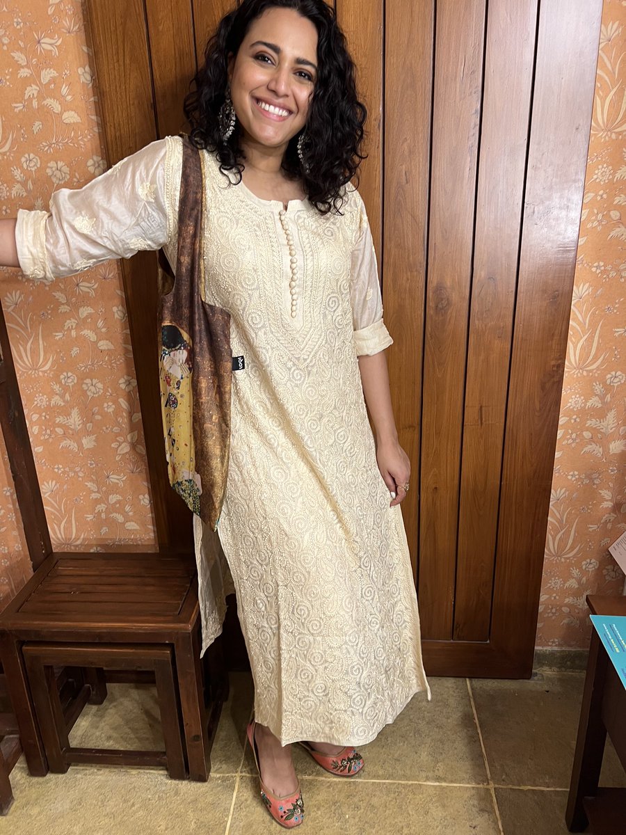 ReallySwara's tweet photo. Decided to bring Delhi vibe to the Bay todayyyy ✨✨✨
Thanks for the bag @dillivali https://t.co/RoeGiB4RAK