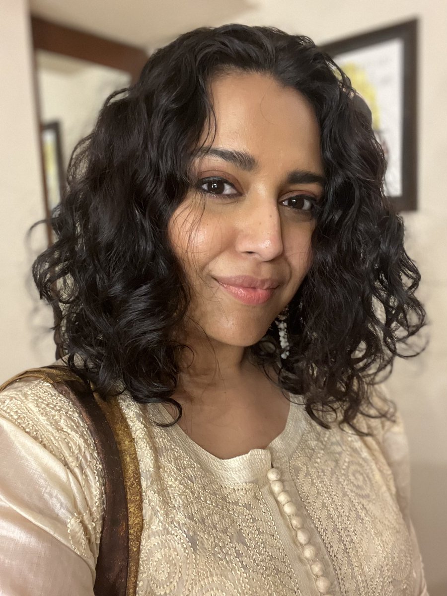 ReallySwara's tweet photo. Decided to bring Delhi vibe to the Bay todayyyy ✨✨✨
Thanks for the bag @dillivali https://t.co/RoeGiB4RAK