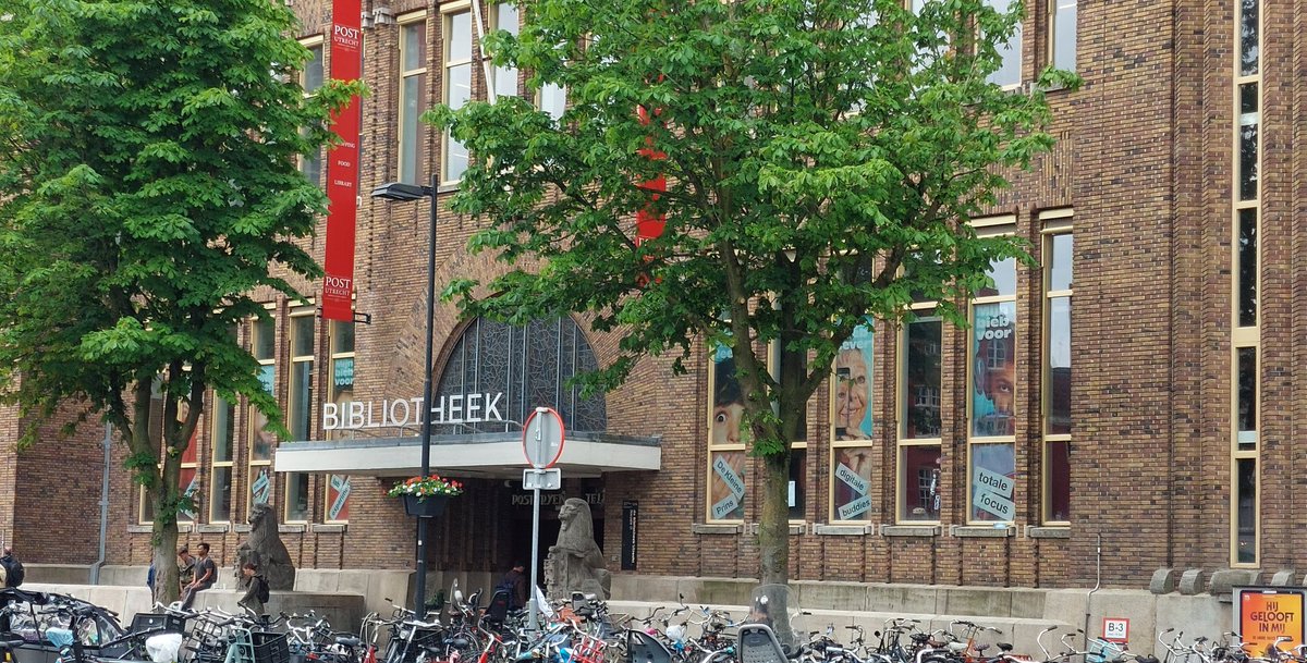 CarlaMondig's tweet image. Ik kwam bij de @Bibliotheek030 op t Neude de filmploeg tegen van #MediaMasters van @Mediawijzer.
Stond zo te fangirlen dat ik mijn foon pas pakte toen ze al naar binnen waren... Sorry