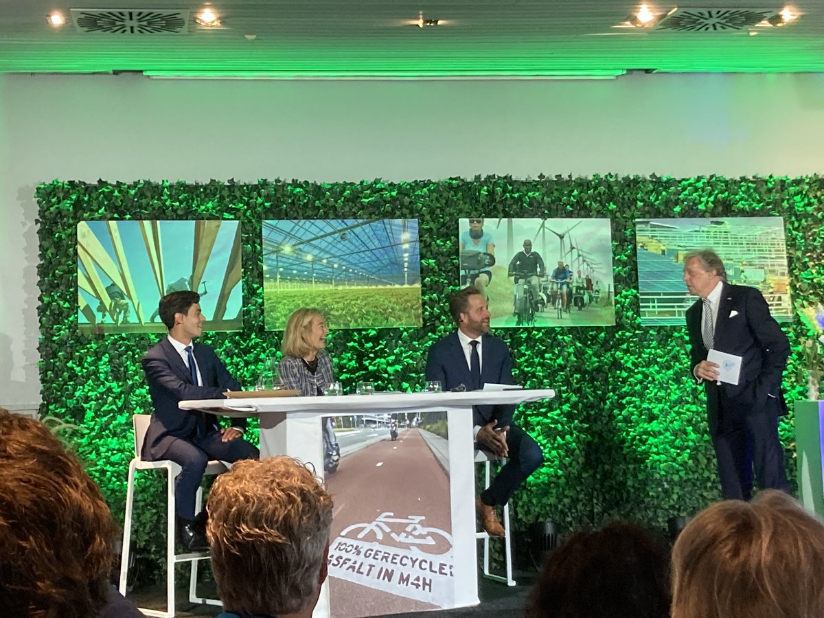 Bij een interessant gesprek over de klimaatambities. Wat is de kern van het nieuwe beleidsprogramma en hoe maak je dat mensen en bedrijven het ook mee kunnen maken? Normeren, beprijzen, subsidiëren. Uiteraard veel vragen uit de zaal. #nederlandgaatvoorgroen