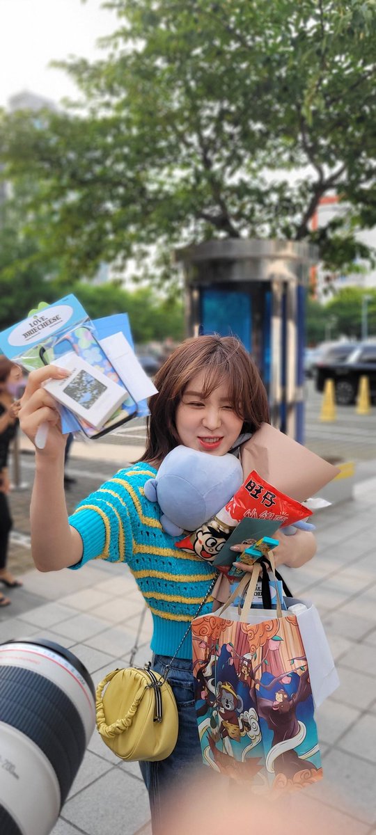 WENDYHOLIC_0221's tweet photo. 220608 웬디 YS출근길

완람쥐=해바라기씨=해바라기(생화) 선물

#레드벨벳 #웬디 
#Redvelvet #wendy
#레드벨벳웬디 https://t.co/fqnbSTUc28