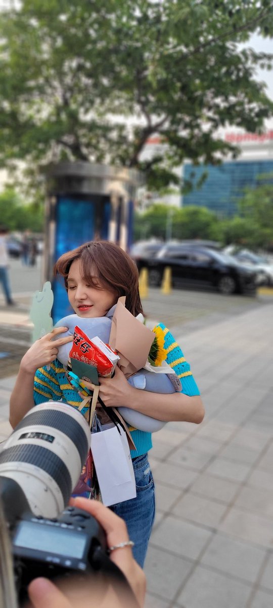 WENDYHOLIC_0221's tweet photo. 220608 웬디 YS출근길

완람쥐=해바라기씨=해바라기(생화) 선물

#레드벨벳 #웬디 
#Redvelvet #wendy
#레드벨벳웬디 https://t.co/fqnbSTUc28
