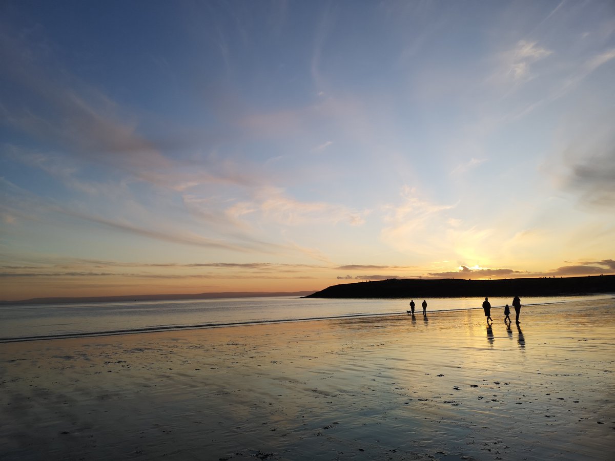 MarSocSci's tweet photo. Happy #WorldOceanDay #TeamMarSocSci! To celebrate, we would LOVE to see your photos ocean connection, people and the sea, coast or ocean or just a photo of the ocean that you love! 

Send those gorgeous #ocean images our way! 

We love these two :)

#MarSocSci https://t.co/uP2kE5tJpP