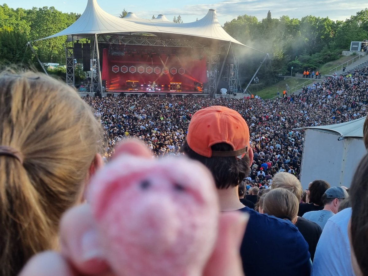 OnHakel's tweet photo. Beste Band der Welt, war schweinegeil gestern und fast 3 Stunden. Die Ente war froh, dass sie zwischendurch auch sitzen konnte und nicht wieder zerdrückt wurde, fand ich auch gut. 
Und was kommt als nächstes? https://t.co/yr3QdfXotD
