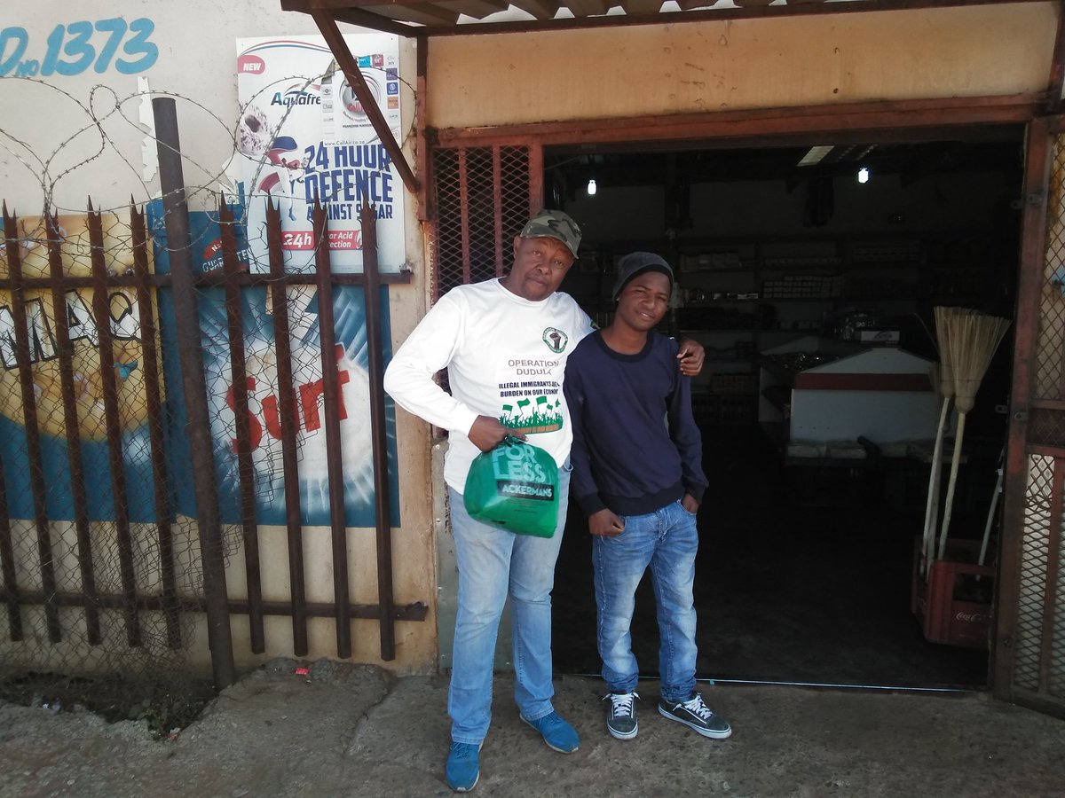 Sphola41's tweet photo. Patriots as we were serving the Pakistanis, Somalis etc with 7 days notice for them to pack and go, I bumped into this young Somalian by 5he name of Njabulo Nkosi. I asked him zithini izithakazelo zakho and he answered "azikhulumi"🙄🙄🙄🙄🙄😅😅😅😅😅😅 https://t.co/cUziMZXjxD
