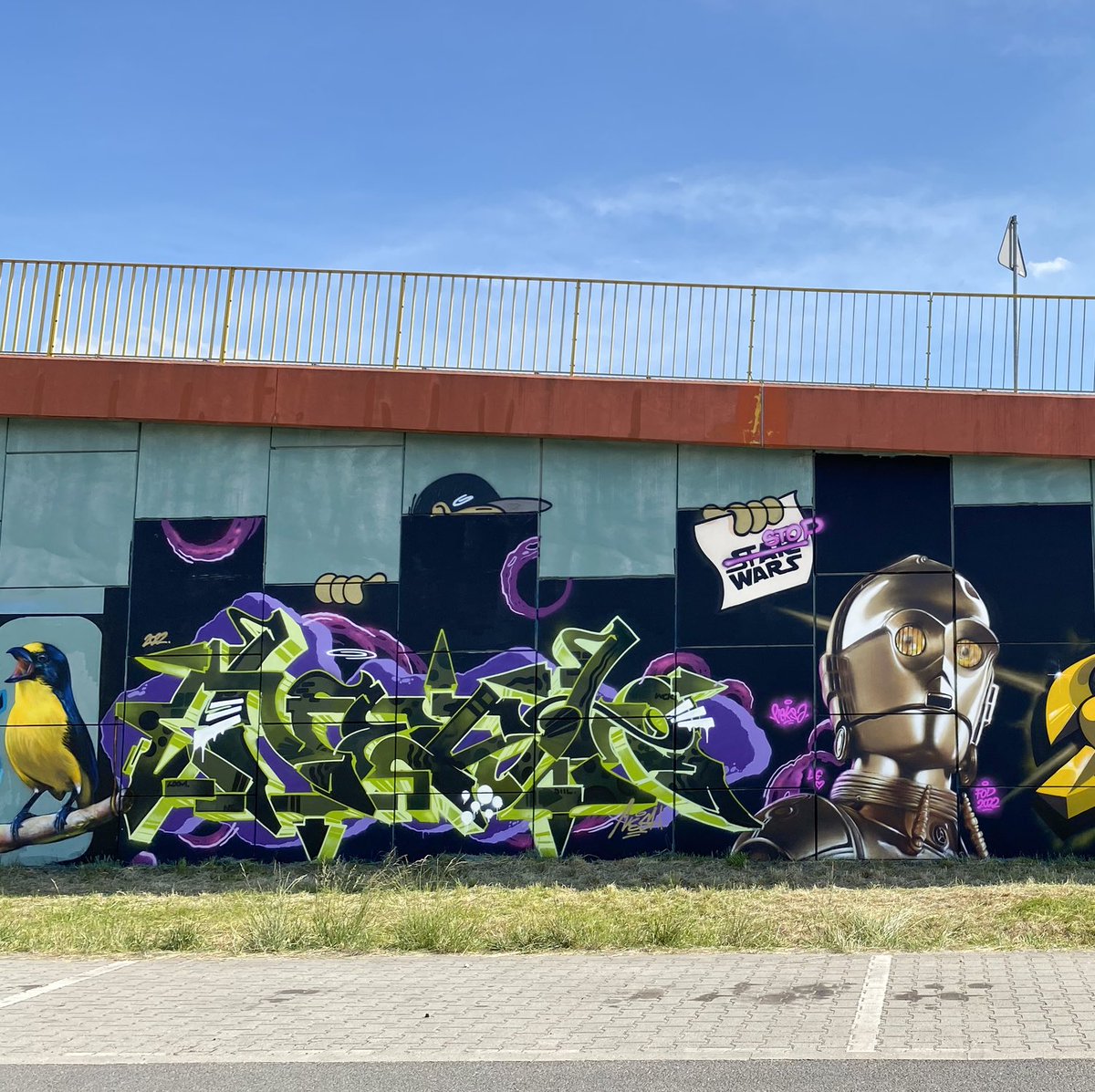 Pieksart's tweet photo. New C-3PO piece painted in Nowa Sól, PL 💫

#StarWars #StarWarsDay #c3po #starwarsfan #starwarsart #MayThe4thBeWithYou #murals #urbanart #streetart #streetartpoland https://t.co/oiAHLIIJR3