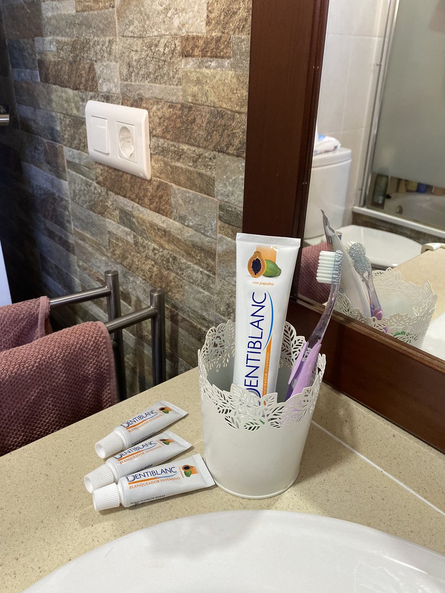 anafersan4's tweet photo. Muchas gracias a @sampleo  por elegirme para probar la Pasta de Dientes #dentiblanc 

#25añosdentiblanc https://t.co/N63twkwToi