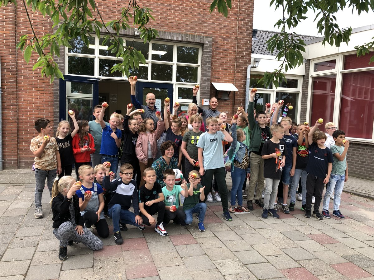 Vandaag is de kick-off van JOGG-<a href="/gemeenteburen/">Gemeente Buren</a> waar onze ambassadeur <a href="/erbenwennemars/">Erben Wennemars</a> een rondje langs o.a. scholen maakt om met kinderen te bewegen en fruit uit te delen. <a href="/thedailymile_nl/">The Daily Mile NL</a> #maakgezondgewoon #weekvoordegezondejeugd #meergrotemensen
