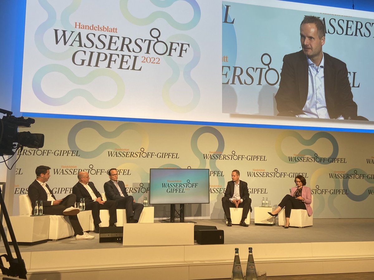 Mehr #H2, weniger #CO2 - Wie gelingt der erfolgreiche Markthochlauf von #Wasserstoff? Diese &amp; weitere Fragen klären wir heute beim Wasserstoffgipfel im #thyssenkrupp Quartier in Essen. Mit dabei: Gäste aus der #Politik &amp; #Wirtschaft, unter anderem von <a href="/Vonovia_SE/">Vonovia</a> und <a href="/RWE_AG/">RWE AG</a>.