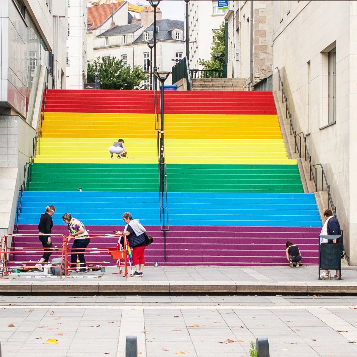 🏳️‍🌈 Des couleurs pour➕d'égalité !🌈
Les marches des fiertés rue Beaurepaire ont été repeintes ce week-end aux couleurs de l'arc-en-ciel par le <a href="/CLGBTNantes/">NOSIG - Centre LGBTQIA+ de Nantes</a>. Un grand bravo !👏
📢 RDV samedi 11 juin cours St-André pour une belle journée de mobilisation avec la #Pride de Nantes !